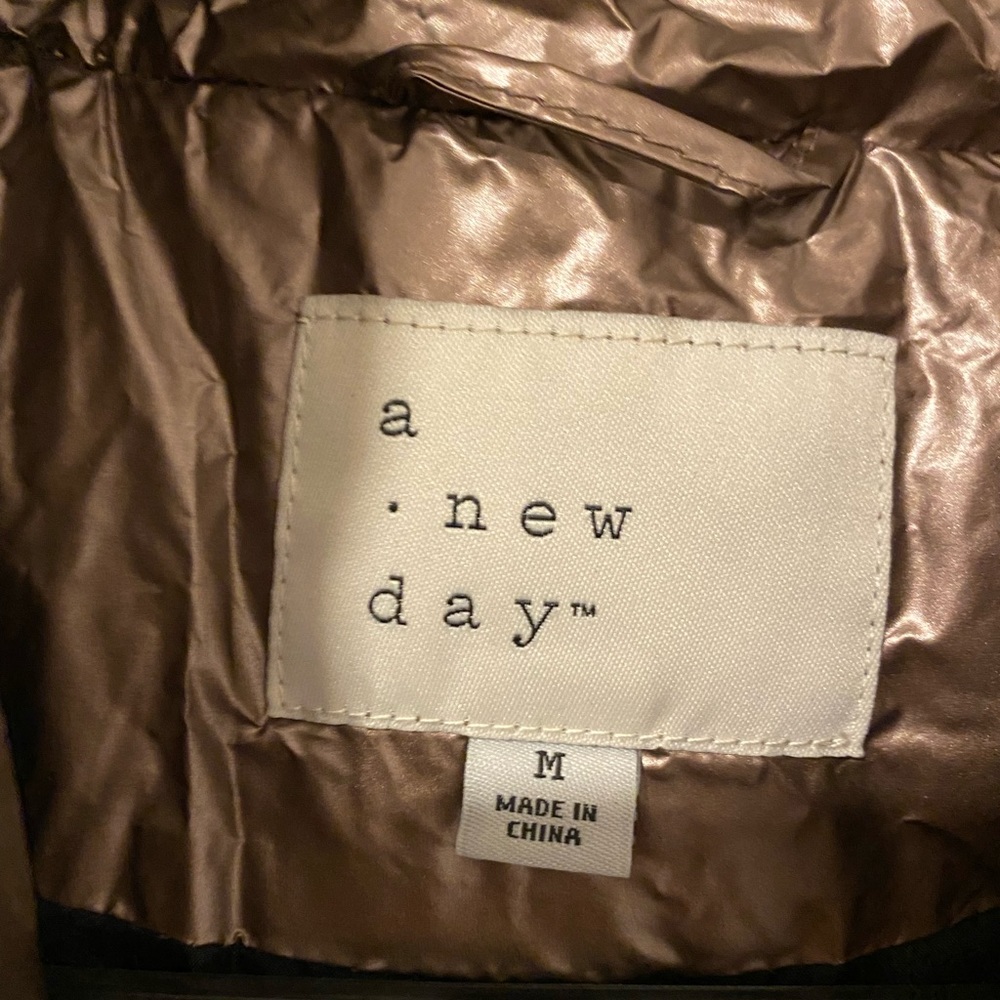 A new day- Rose gold metallic puffer jacket size M - Picture 3 of 3